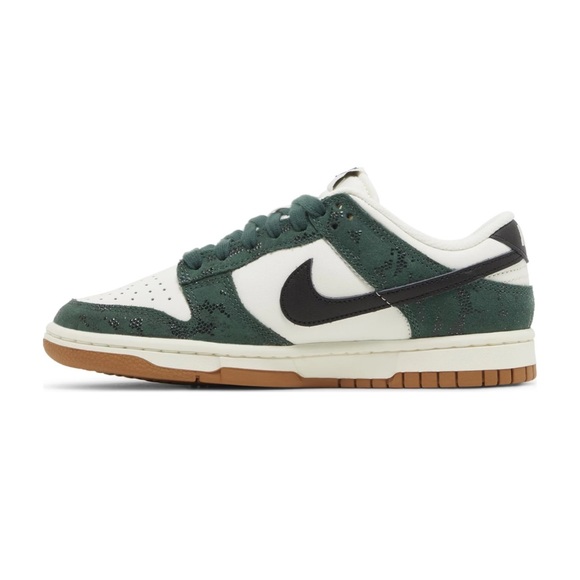 $135 Women’s Nike Dunks Low Snakeskin Green Size W 8 / M 6.5 - Picture 2 of 9